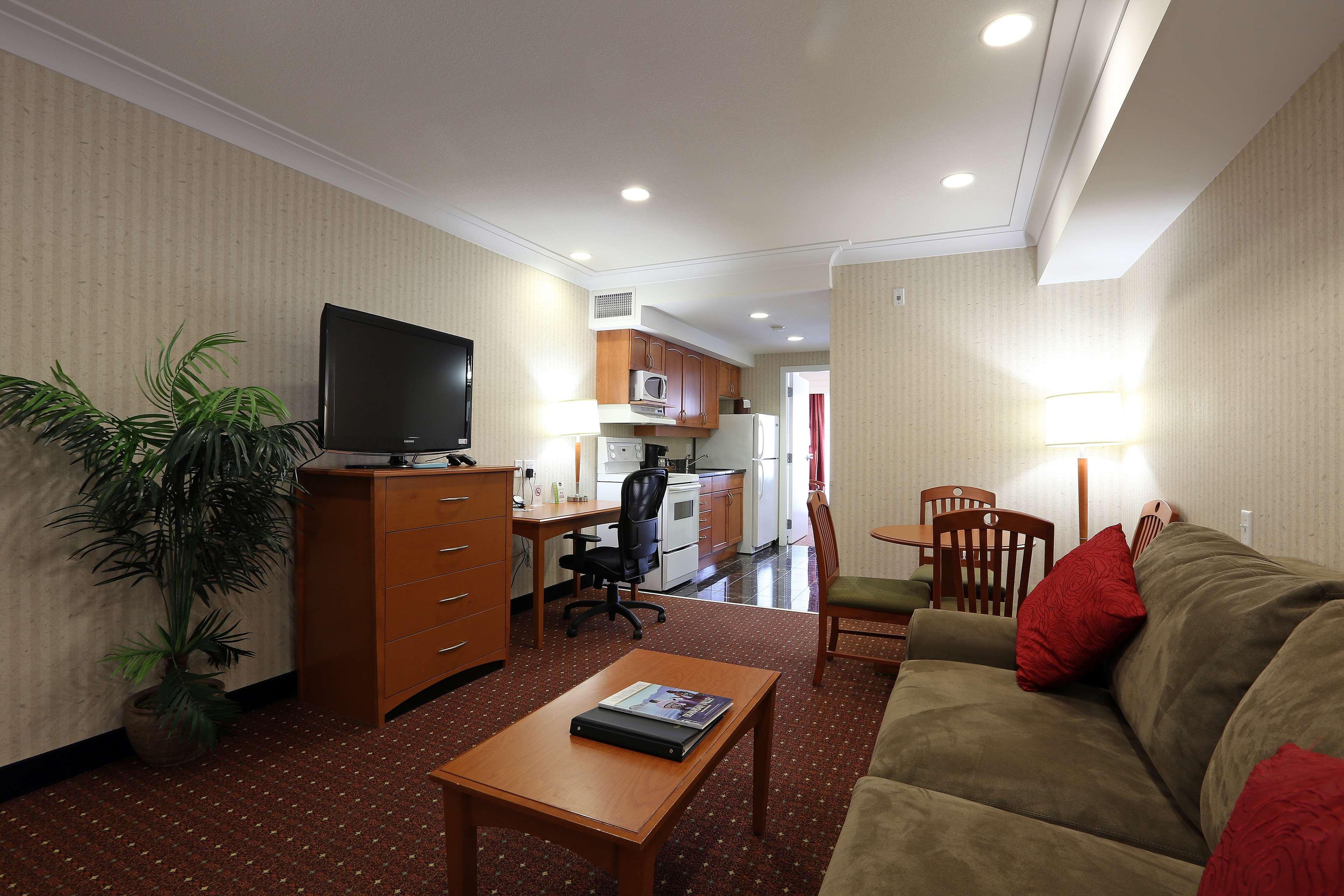 เบสต์ เวสเทิร์น พลัส เคโลว์นา โฮเต็ล แอนด์ สวีตส์ Hotel ภายนอก รูปภาพ