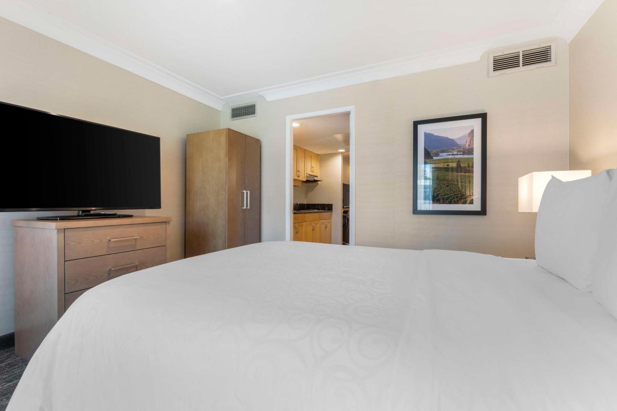 เบสต์ เวสเทิร์น พลัส เคโลว์นา โฮเต็ล แอนด์ สวีตส์ Hotel ภายนอก รูปภาพ